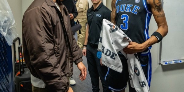 b体育app-库里父子探访杜克男篮更衣室！斯蒂芬与热门秀卡梅隆·布泽尔同框