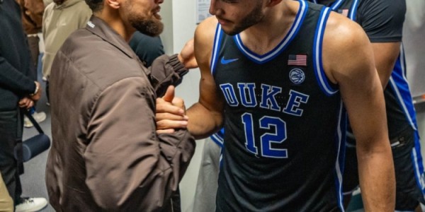 b体育app-库里父子探访杜克男篮更衣室！斯蒂芬与热门秀卡梅隆·布泽尔同框