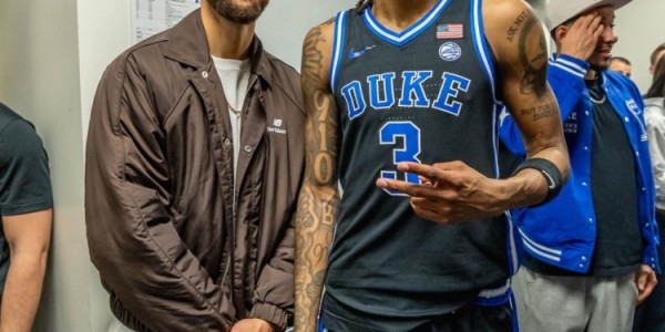 b体育app-库里父子探访杜克男篮更衣室！斯蒂芬与热门秀卡梅隆·布泽尔同框