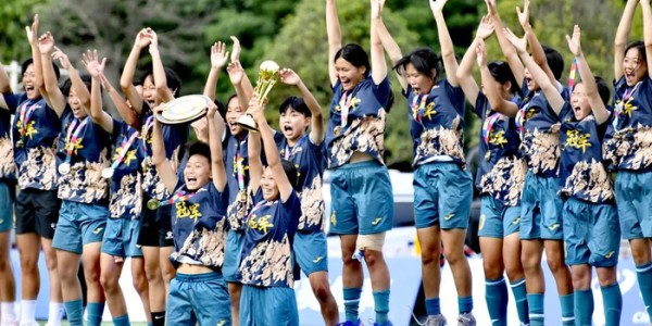 从校园操场踢进“国字号” 四川四朵女足小花正迎风绽放｜闪闪发光的TA|王丽迪|朱派淅|吴佳蔓|四川省|五一_新浪新闻