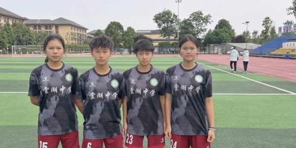 从校园操场踢进“国字号” 四川四朵女足小花正迎风绽放｜闪闪发光的TA|王丽迪|朱派淅|吴佳蔓|四川省|五一_新浪新闻